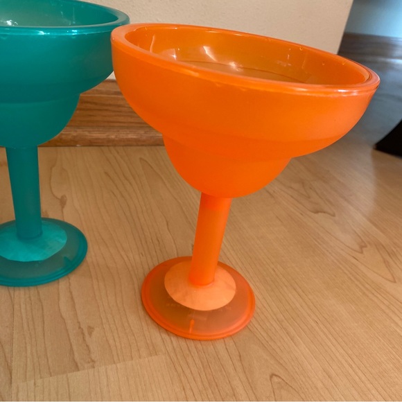 Lot of 4 Double-Walled Plastic Margarita Glasses w/ Freezable Cooling Gel - Picture 7 of 7